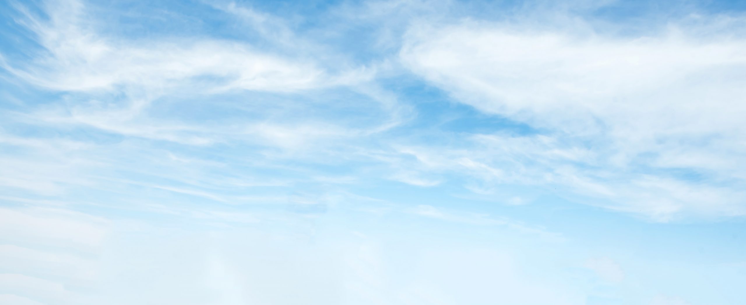 Blauer Himmel an sonnigem Tag mit kleinen Wolken